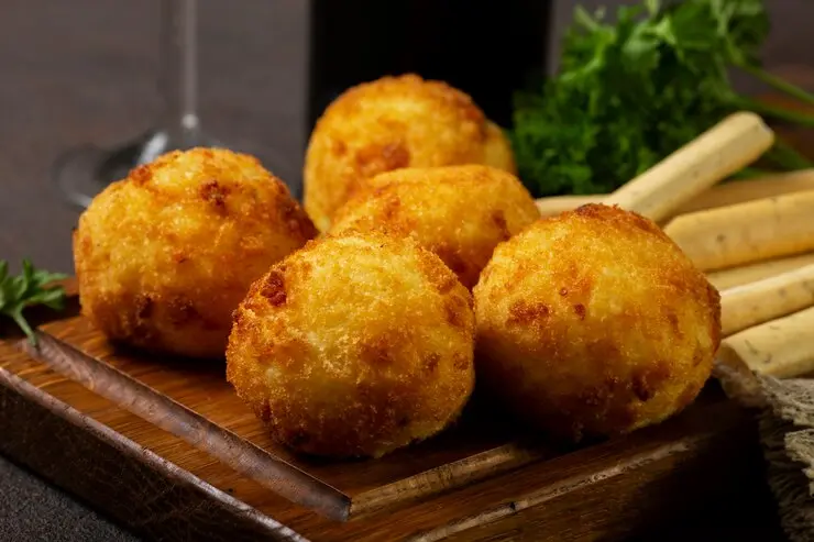 delicioso-arranjo-de-croquetes-de-comida-frita_23-2149202643