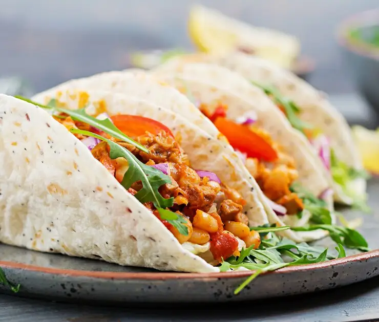 tacos-mexicanos-com-carne-feijao-em-molho-de-tomate-e-salsa_2829-4169